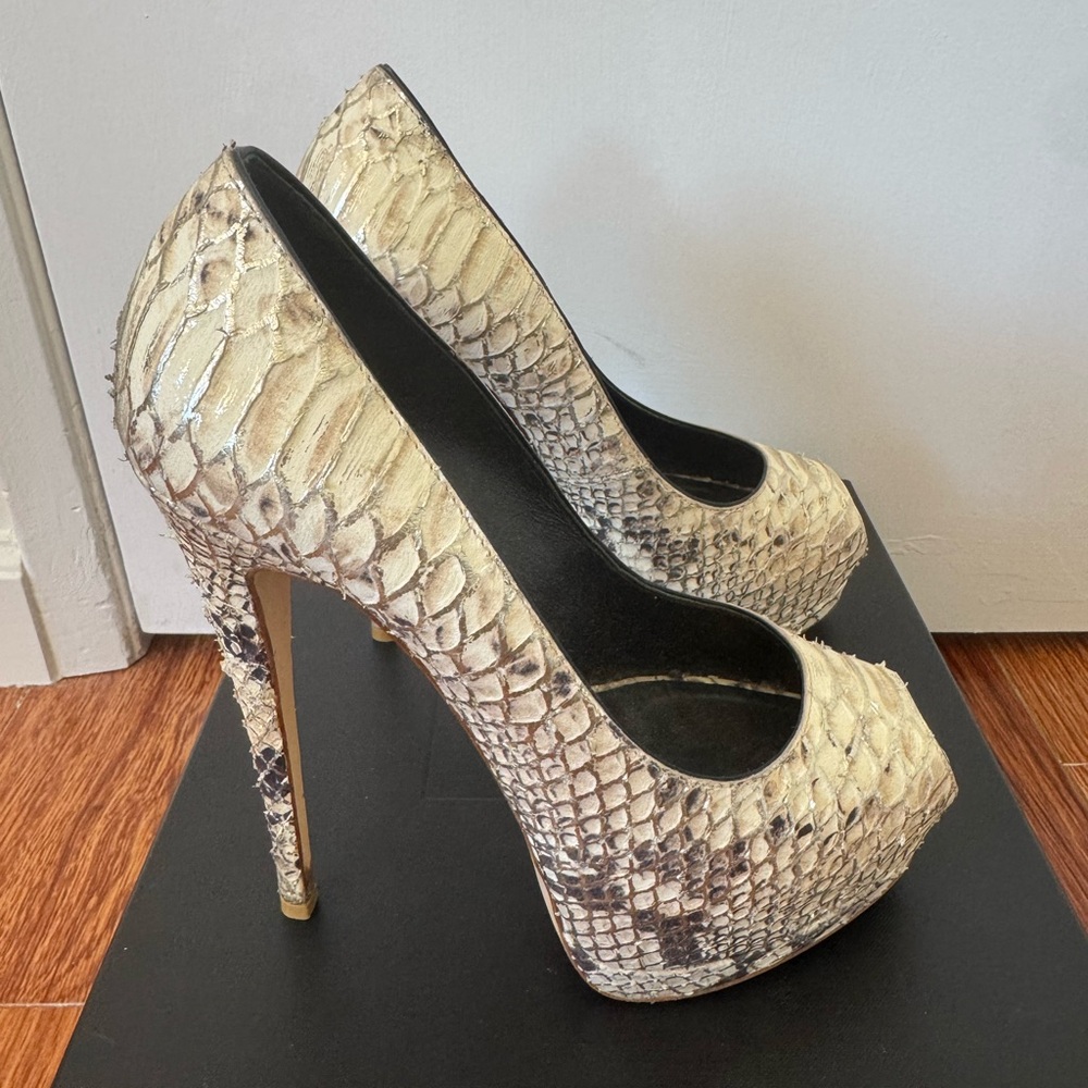 Giuseppe Zanotti
Giuseppe Zanotti Cream/Brown Python
size 37